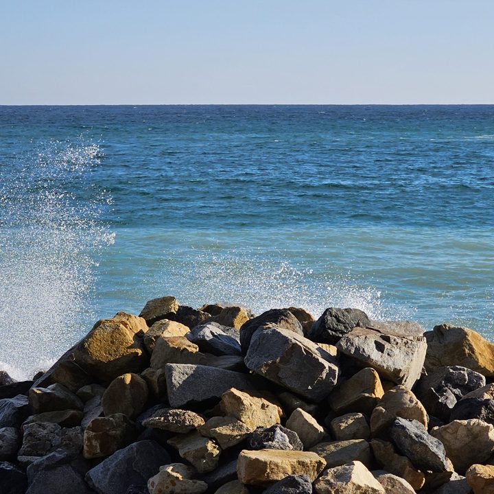 Water hitting the rocks captured using Galaxy S23 Ultra 10x zoom.