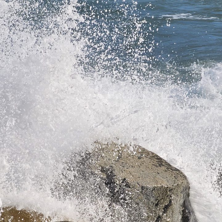 Water hitting the rocks captured using Galaxy S23 Ultra 10x zoom.