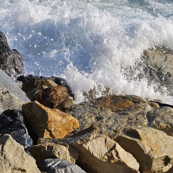 Water hitting the rocks captured using Galaxy S23 Ultra 10x zoom.