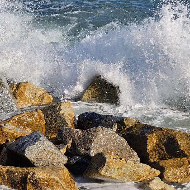 Water hitting the rocks captured using Galaxy S23 Ultra 10x zoom.