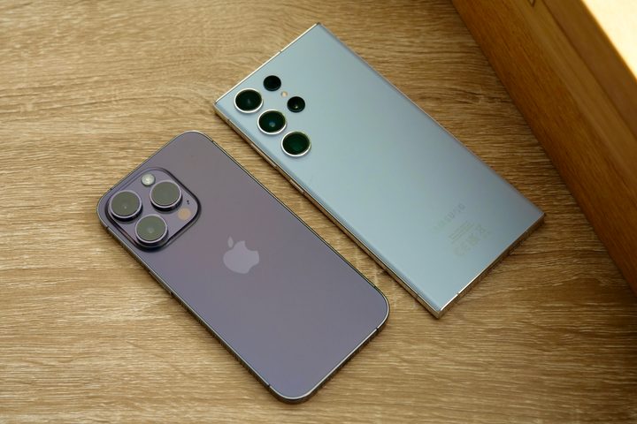 The back of the Galaxy S23 Ultra and iPhone 14 Pro.