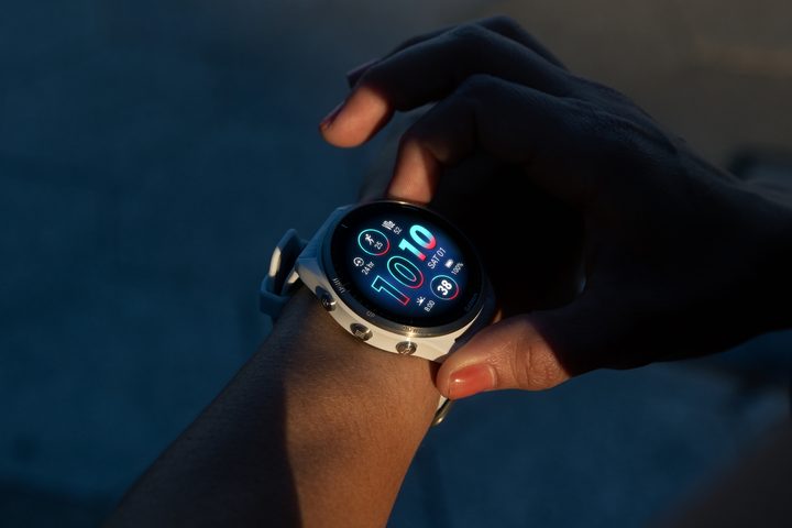 Person adjusting Garmin Forerunner 965 on their wrist.