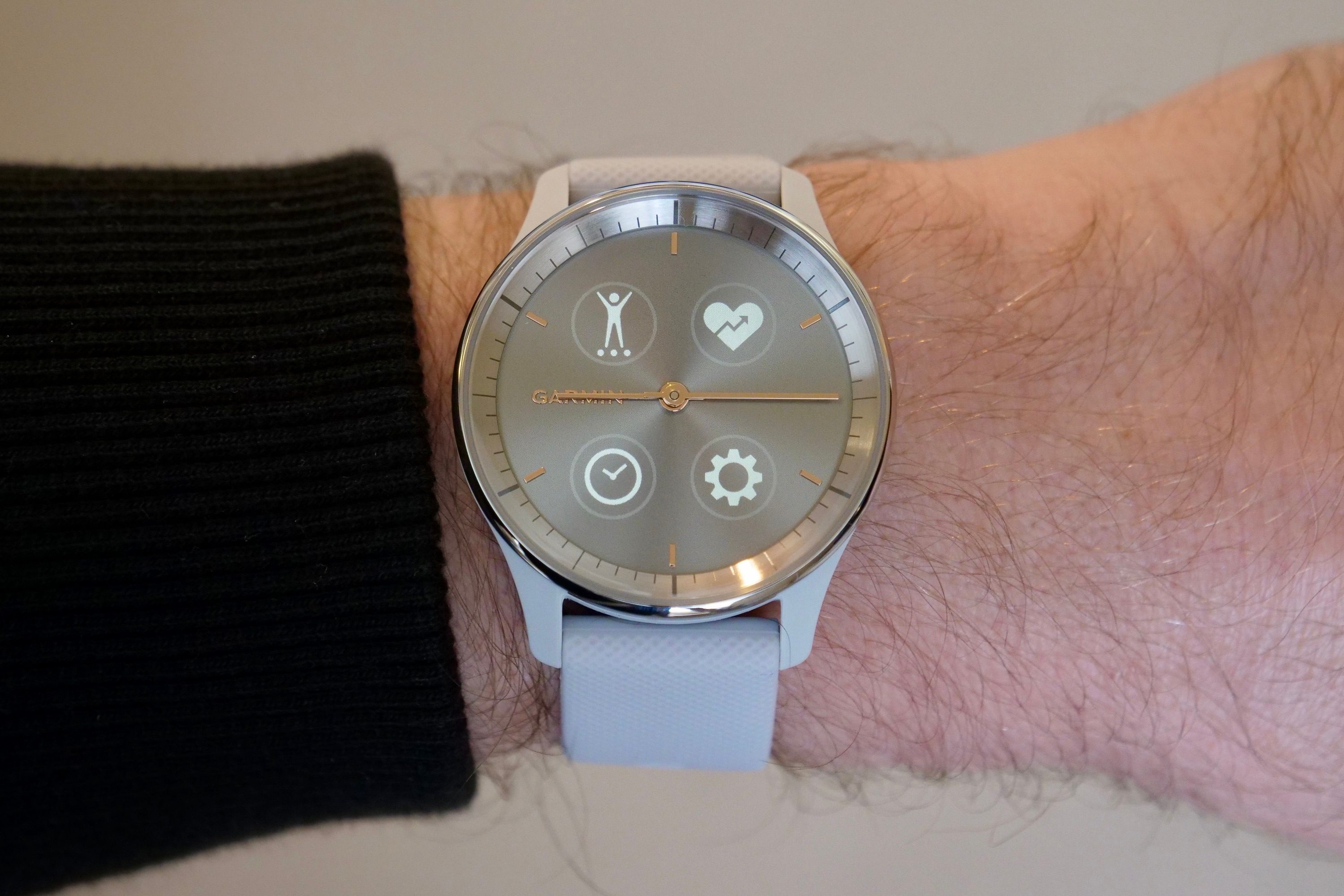 The workout menu screen on the Garmin Vivomove Trend.