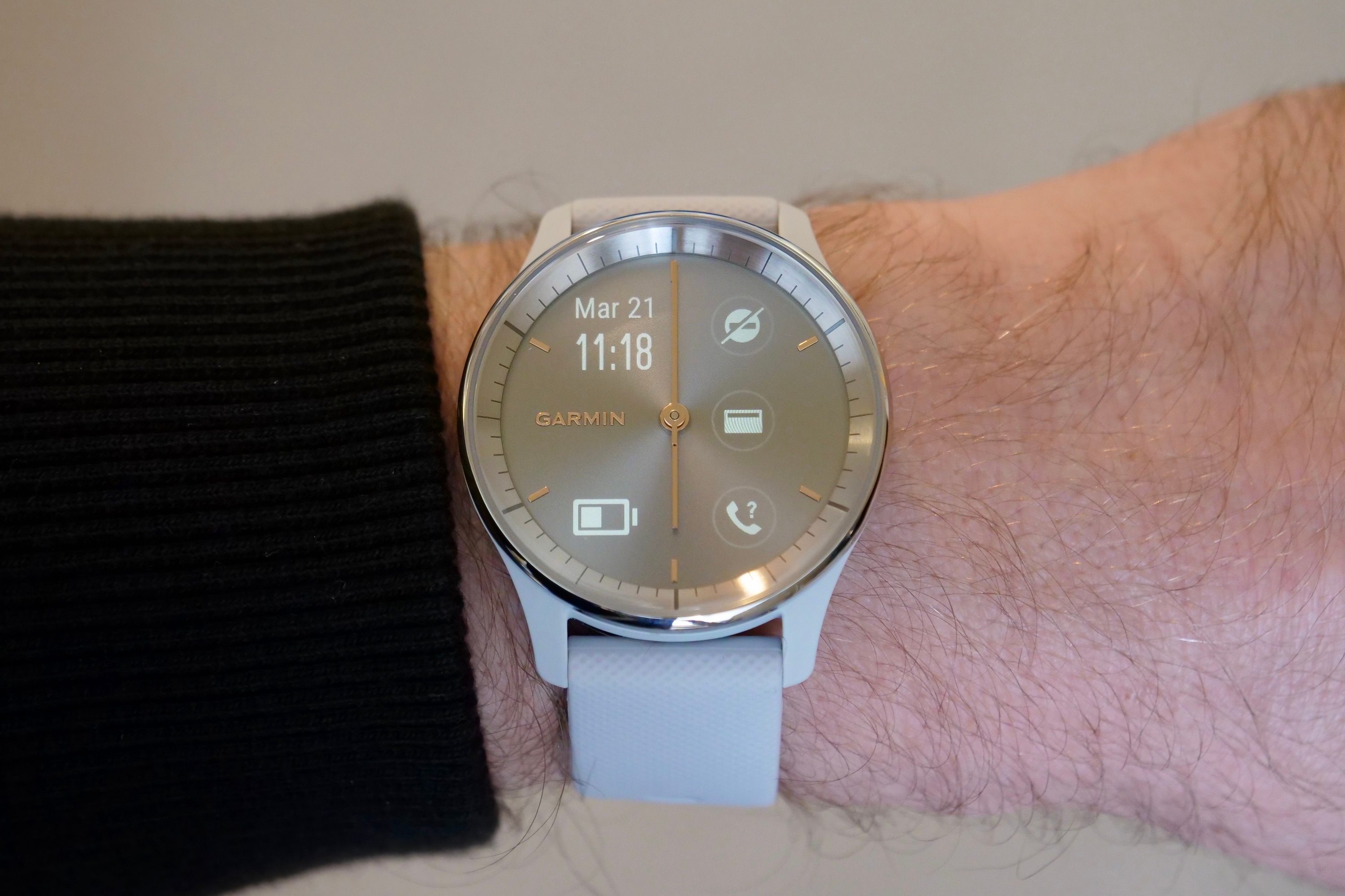 The Settings screen on the Garmin Vivomove Trend.