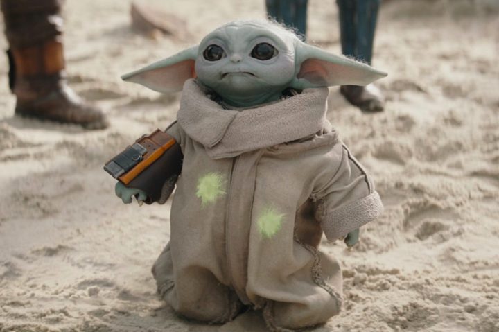 Grogu wears a dart armband in The Mandalorian season 3 episode 4.