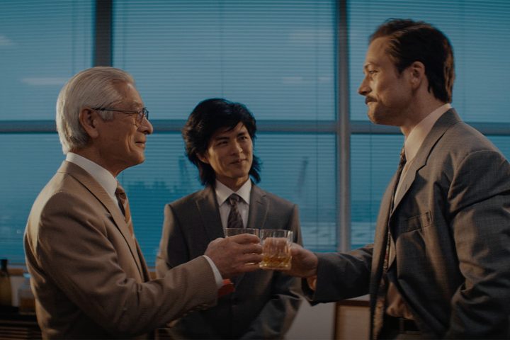 Henk toasts with the head of Nintendo in Tetris.