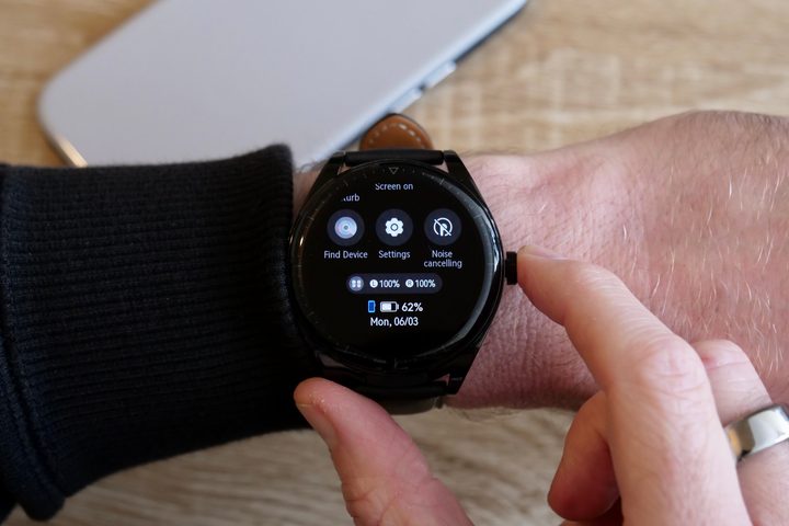 The Huawei Watch Buds' settings screen, with earbud battery information.