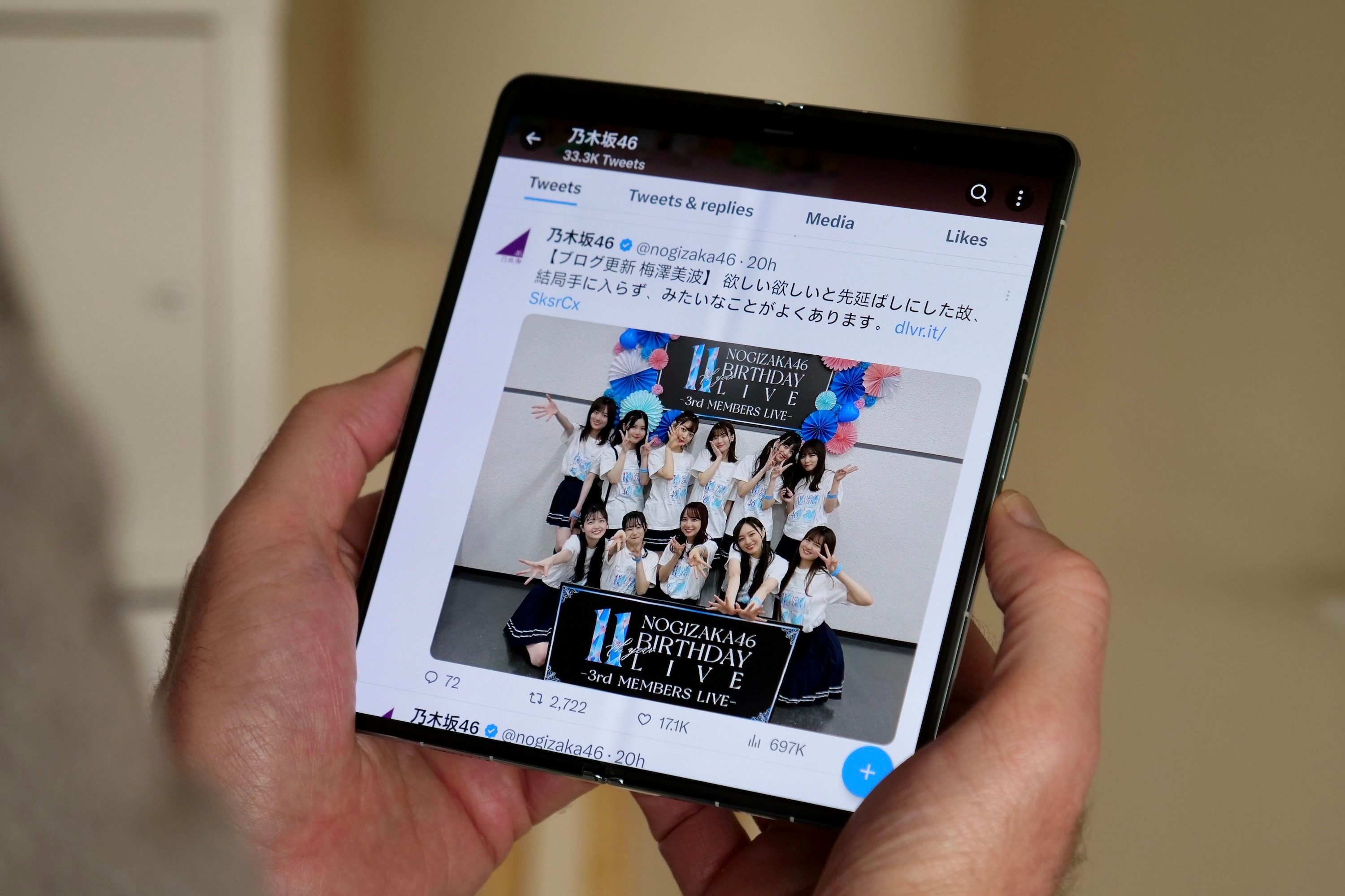Twitter running on the Honor Magic Vs's open screen.