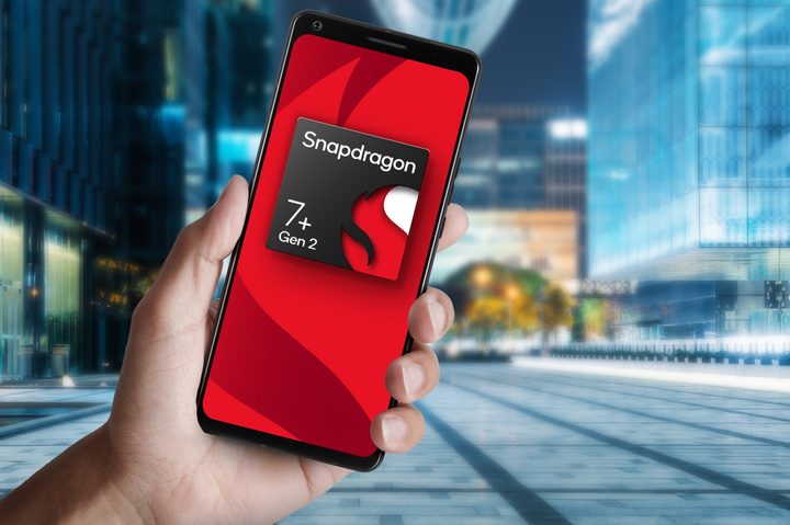 Hand holding up a smartphone against a city background with Qualcomm Snapdragon7+ Gen 2 logo.