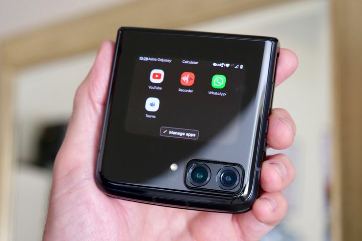 Apps on the Motorola Moto Razr (2022)'s cover screen.