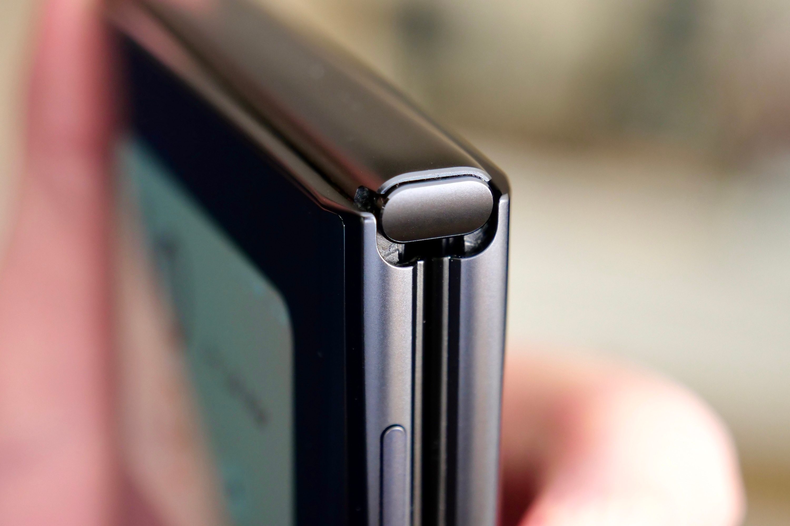 The side of the Motorola Moto Razr (2022)'s hinge.