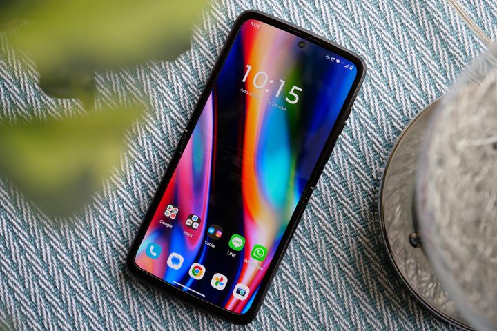 The Motorola Moto Razr (2022)'s open screen.