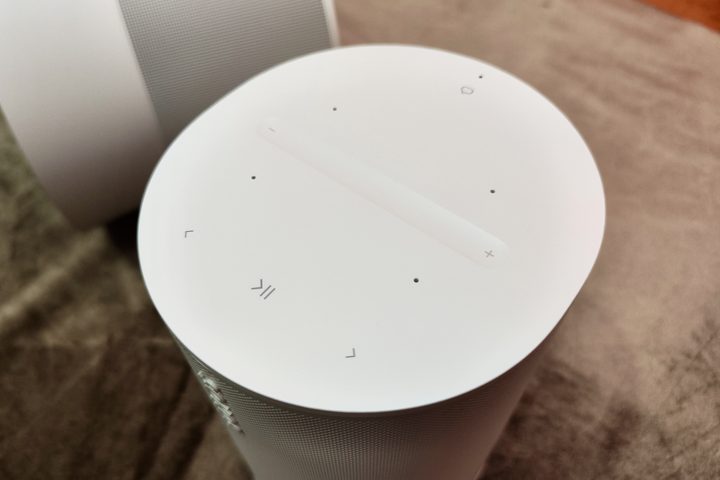 Sonos Era 100, top panel with touch controls.