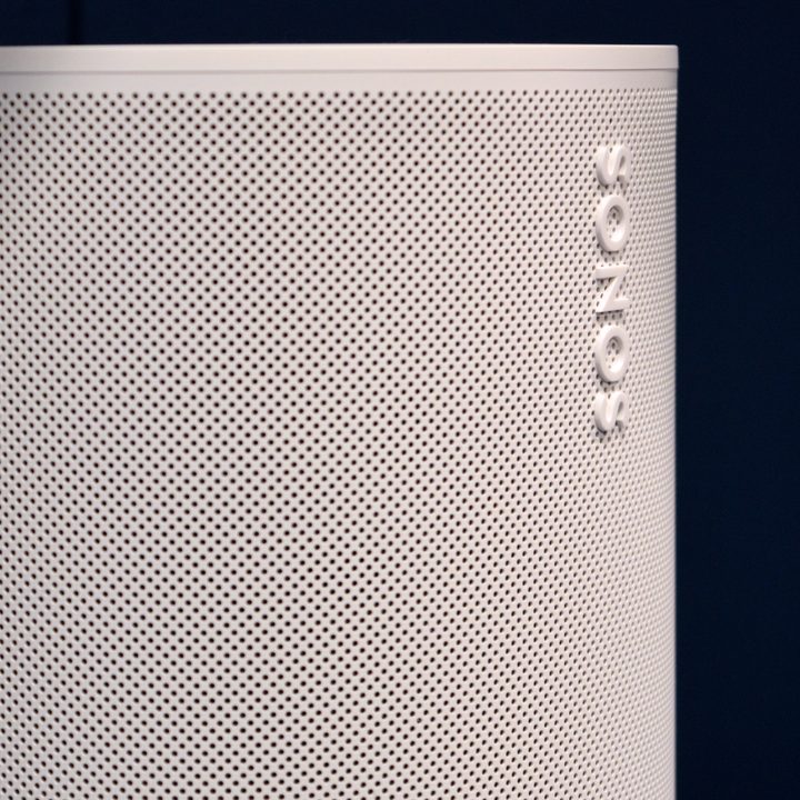 Sonos Era 100, close-up on logo.