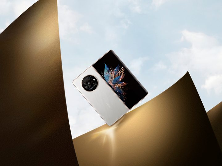 TECNO PHANTOM V Fold in white lifestyle image