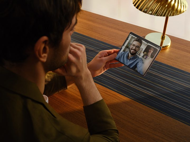 Video meeting on PHANTOM V Fold at the dining table.
