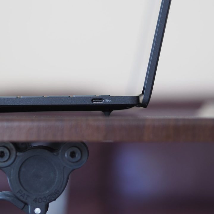 HP Dragonfly Pro right side showing ports.