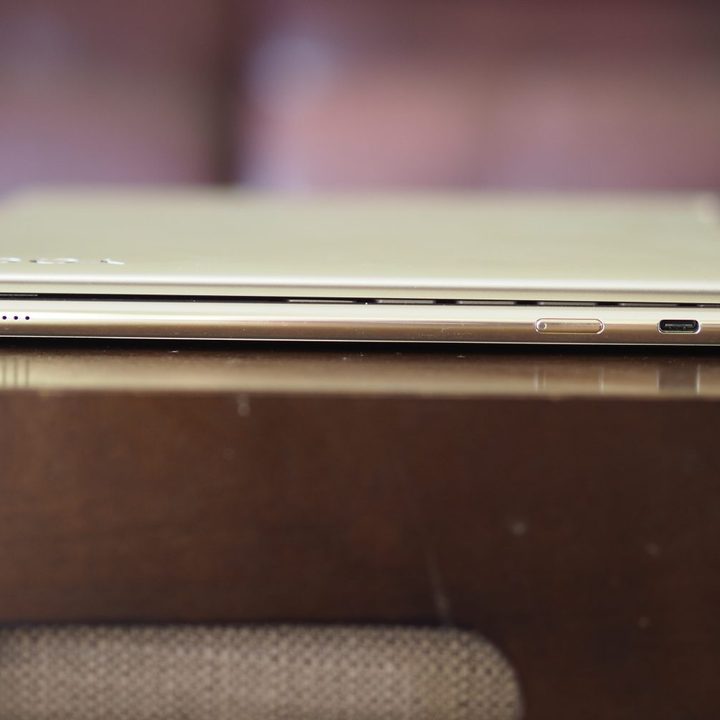 lenovo yoga 9i gen 8 review right view