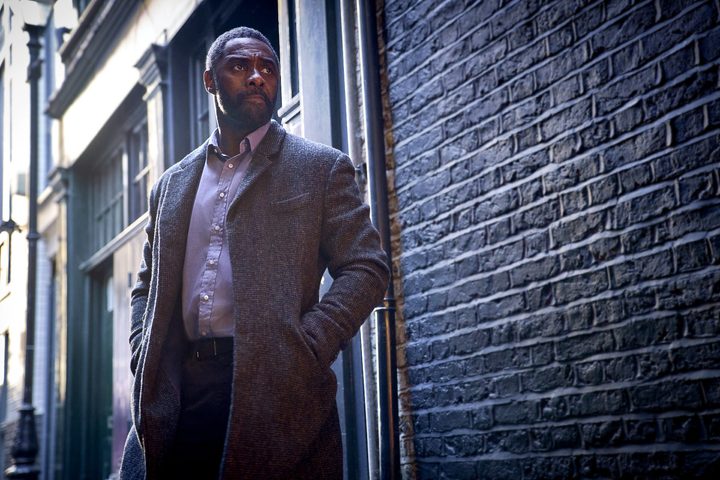 A man stands in an alley in Luther: The Fallen Sun.
