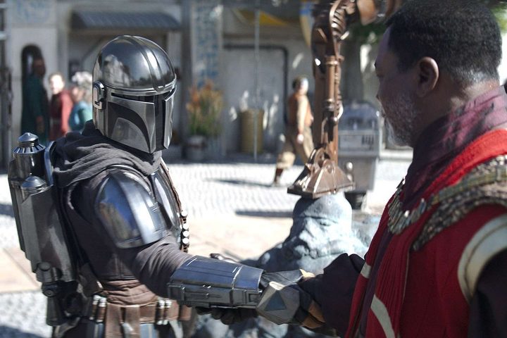 Din shakes hands with Greef in The Mandalorian.