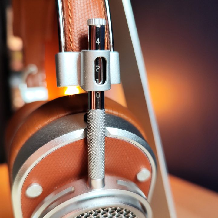 M&D MH40 Wireless 2023 slider close-up.