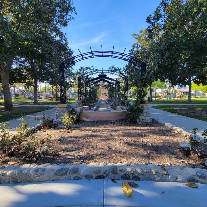 Garden arch captured with Samsung Galaxy S21