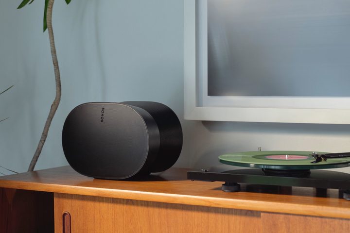 Sonos Era 300, beside a turntable.