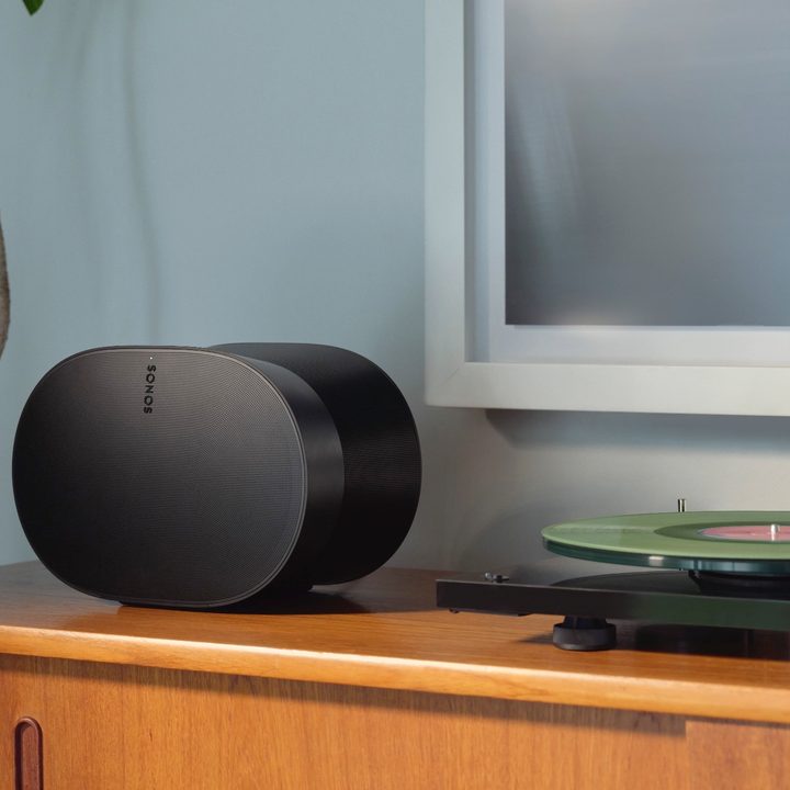 Sonos Era 300, beside a turntable.