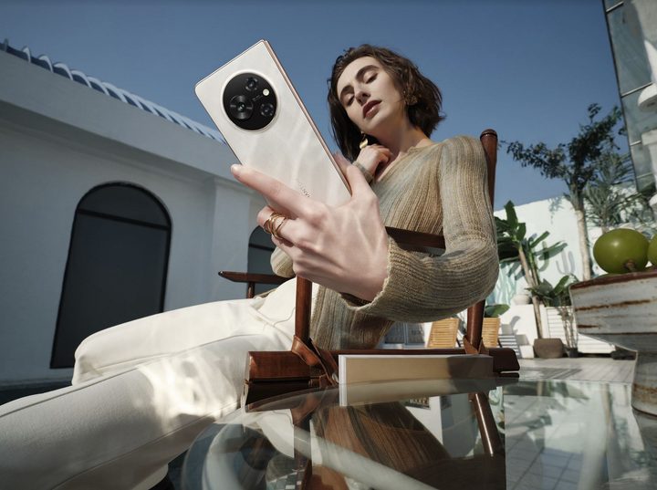 woman using PHANTOM V Fold outside with closer look at the photo lens.