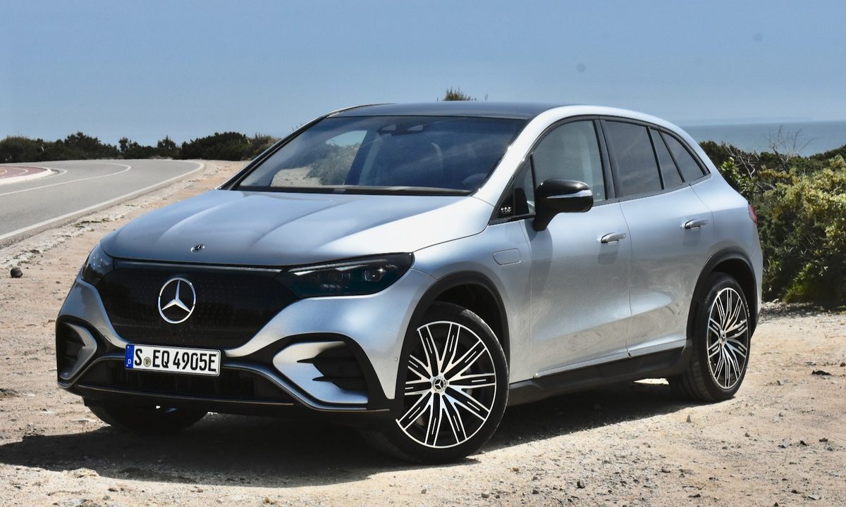 Front three quarter view of the 2023 Mercedes-Benz EQE SUV.