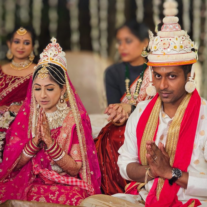 Indian bride and groom sitting for rituals with relatives in the background captured with the Samsung Galaxy S23 Ultra’s 3x telephoto portrait mode camera.