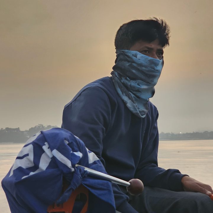 Motor boat operator with a face mask captured with the Samsung Galaxy S23 Ultra’s 3x telephoto portrait mode camera.