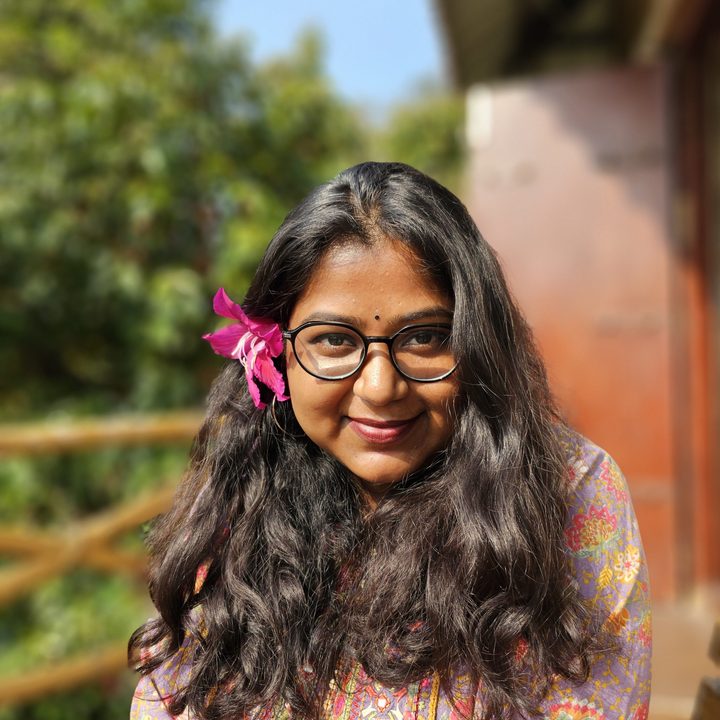 Woman with a flower in her hair captured with the Samsung Galaxy S23 Ultra’s 3x telephoto portrait mode camera.