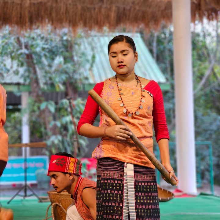 Tradition Assamese tribal dancers captured with the Samsung Galaxy S23 Ultra’s 3x telephoto portrait mode camera.