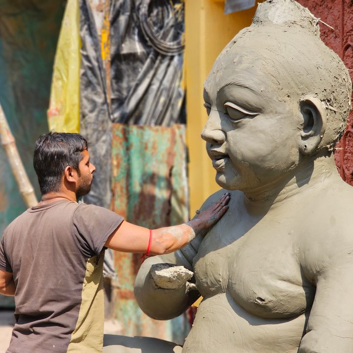 Sculptor uses hand to flatten large clay statue captured with the Samsung Galaxy S23 Ultra’s 3x telephoto portrait mode camera.