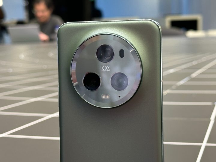 Honor Magic 5 Pro camera module.
