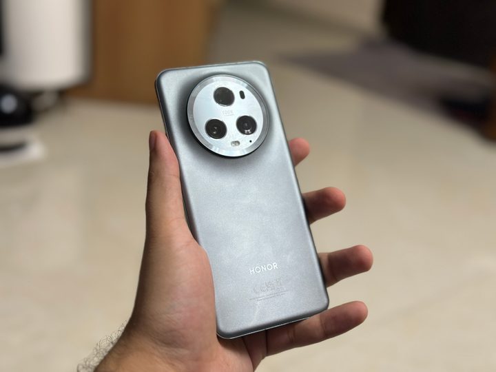 Honor Magic 5 Pro back.