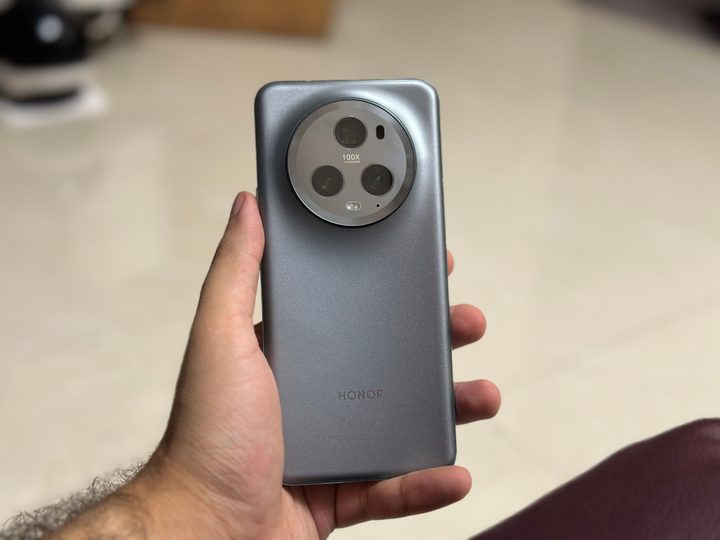 Honor Magic 5 Pro in hand.