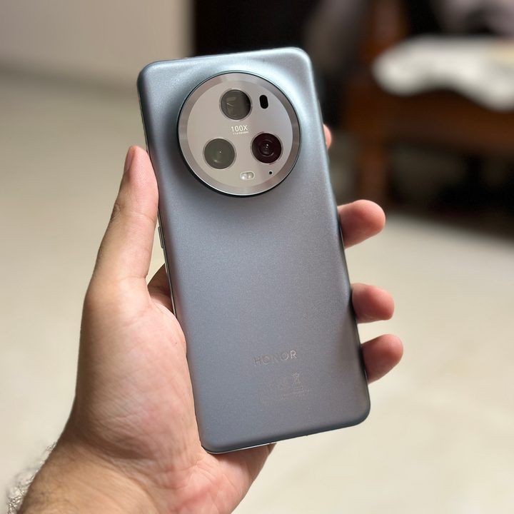 Honor Magic 5 Pro in hand.