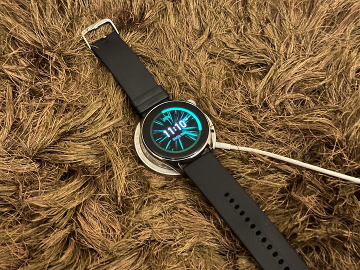Amazfit GTR 4 LE wireless charging with iPhone MagSafe charger