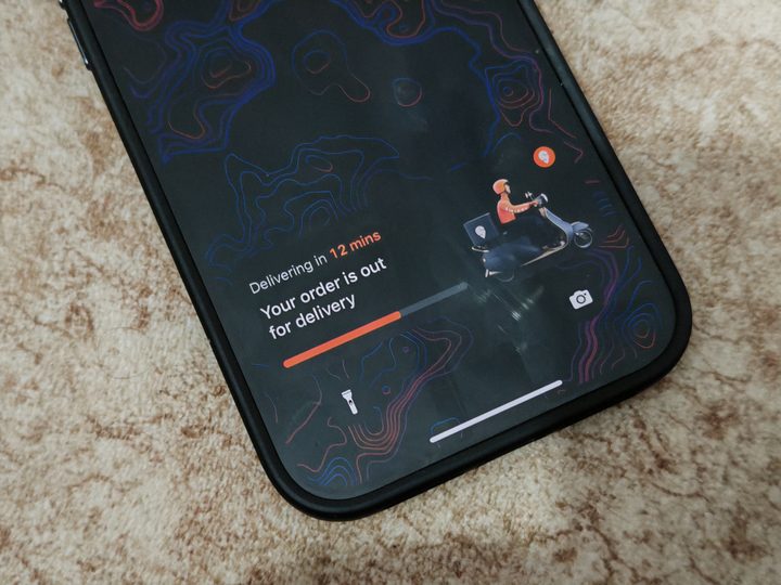 Live Activity with Swiggy on iPhone 14 Pro Max.