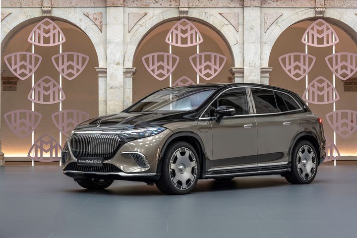 Front three quarter view of the Mercedes-Maybach EQS SUV.
