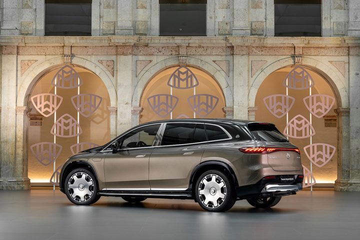 Rear three quarter view of the Mercedes-Maybach EQS SUV.