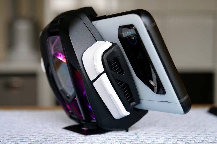 The side of the AeroActive Cooler 7 on the Asus ROG Phone 7 Ultimate.