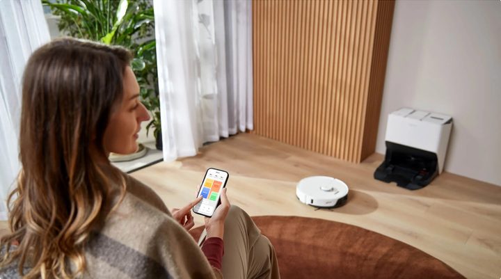 A person using the Roborock app to control Roborock S8 Pro Ultra.