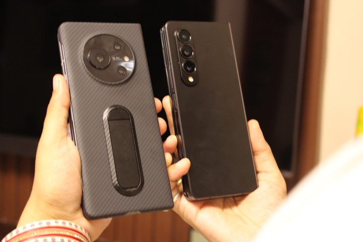 Tecno Phantom V Fold (left) and Galaxy Z Fold (right) back.