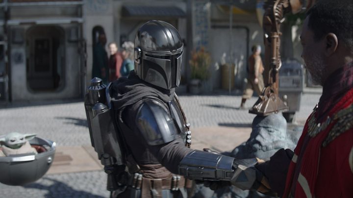 Din Djarin shaking hands with Greef Karga in The Mandalorian season 3.