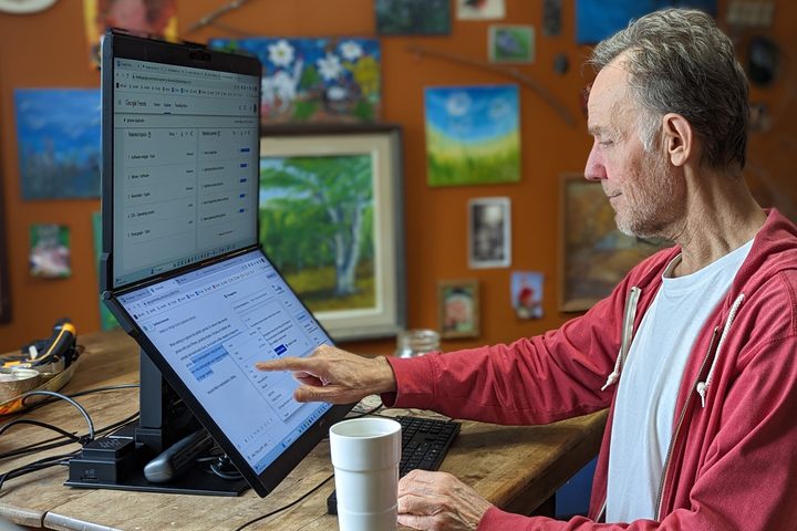 The lower screen of the Geminos X monitor is a touchscreen.