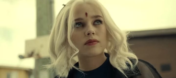 Raven with white hair in "Titans."
