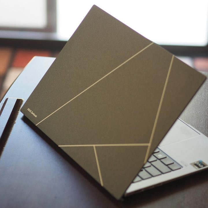 Asus Zenbook S 13 OLED 2023 rear view showing lid and logo.